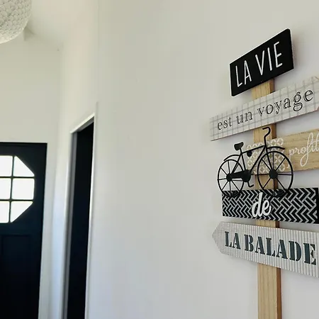 La Little White House Apartment